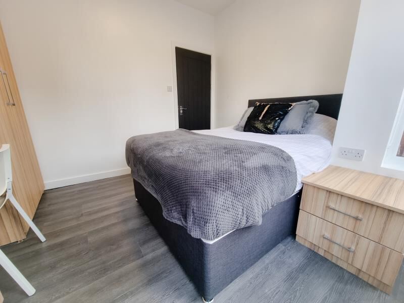 Manor Drive, Hyde Park