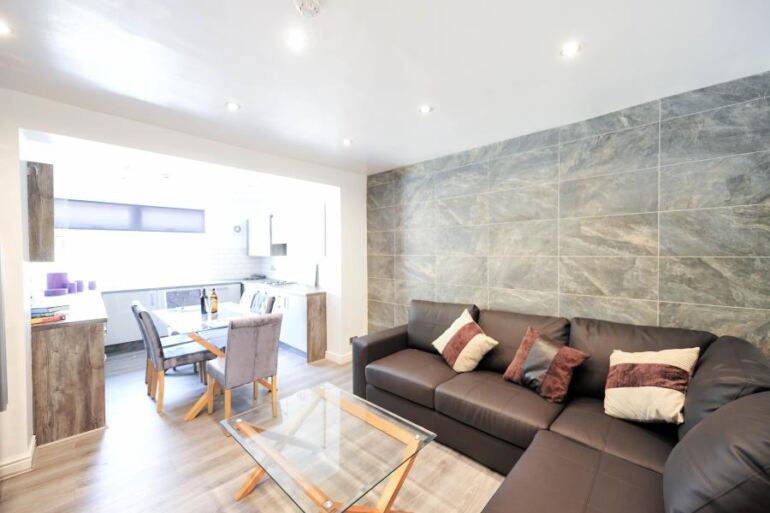 Springbank Crescent, Hyde Park