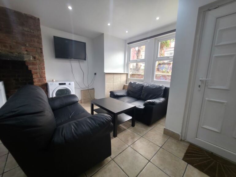 Wrangthorn Avenue, Hyde Park