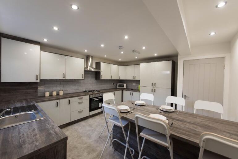 Chestnut Avenue, Hyde Park