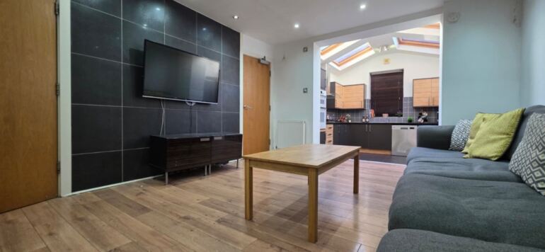 Norwood Road, Hyde Park