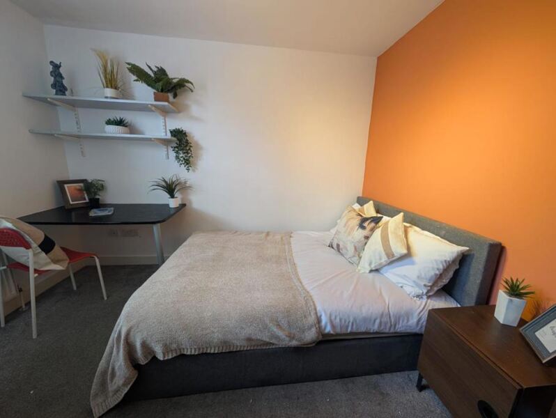 Norwood Road, Hyde Park