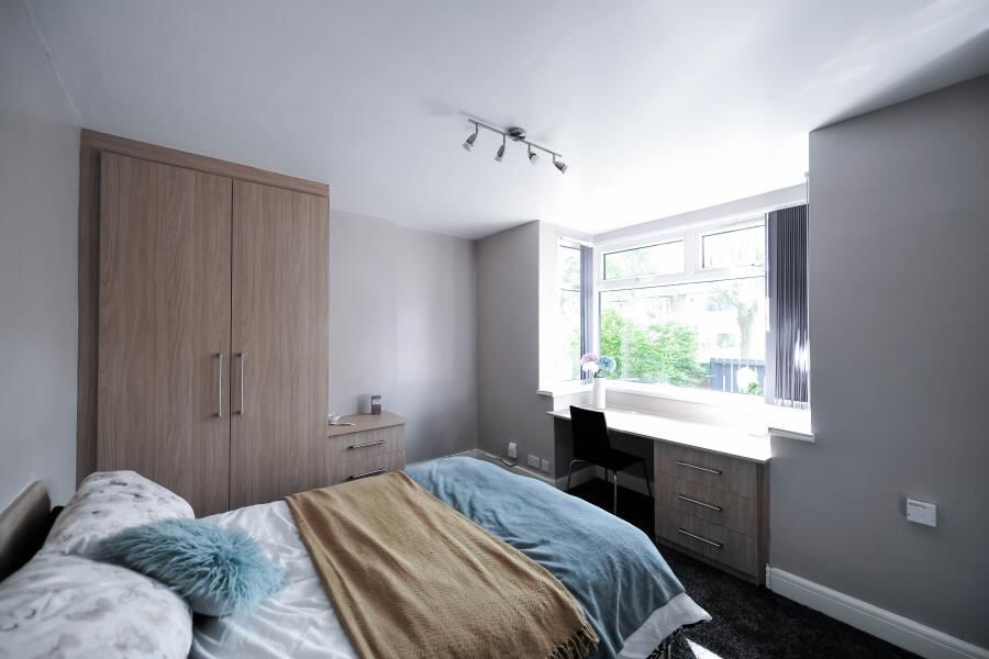 Springbank Crescent, Hyde Park