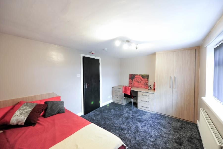 Springbank Crescent, Hyde Park