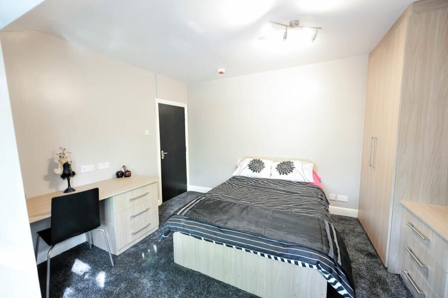 Springbank Crescent, Hyde Park