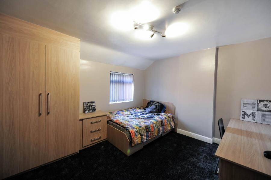 Springbank Crescent, Hyde Park