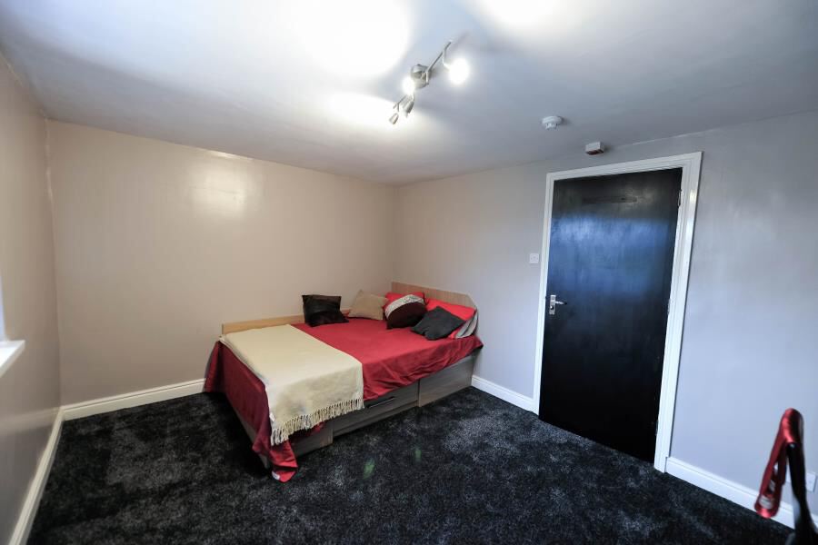 Springbank Crescent, Hyde Park