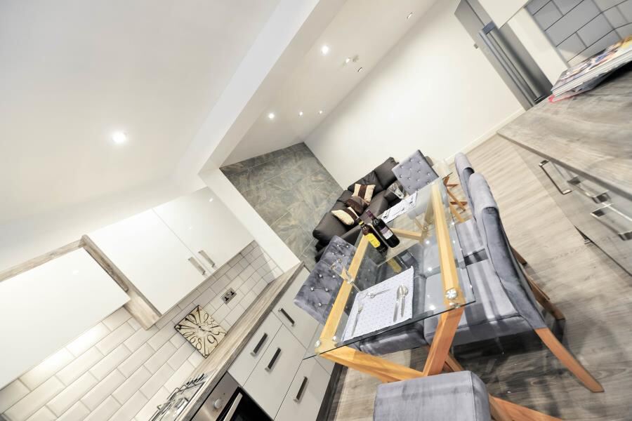 Springbank Crescent, Hyde Park