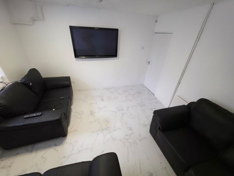 Brudenell Grove, Hyde Park