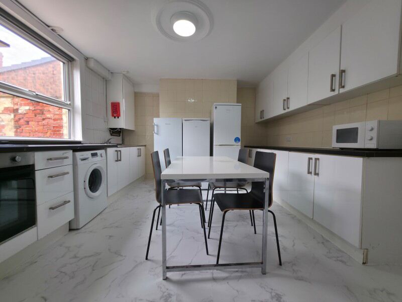 Brudenell Grove, Hyde Park