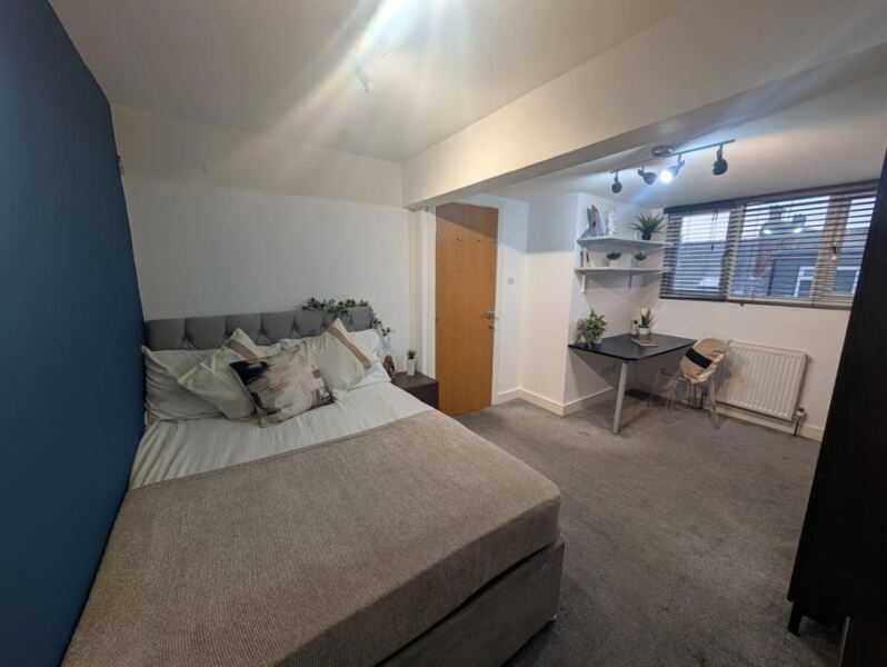 Norwood Road, Hyde Park