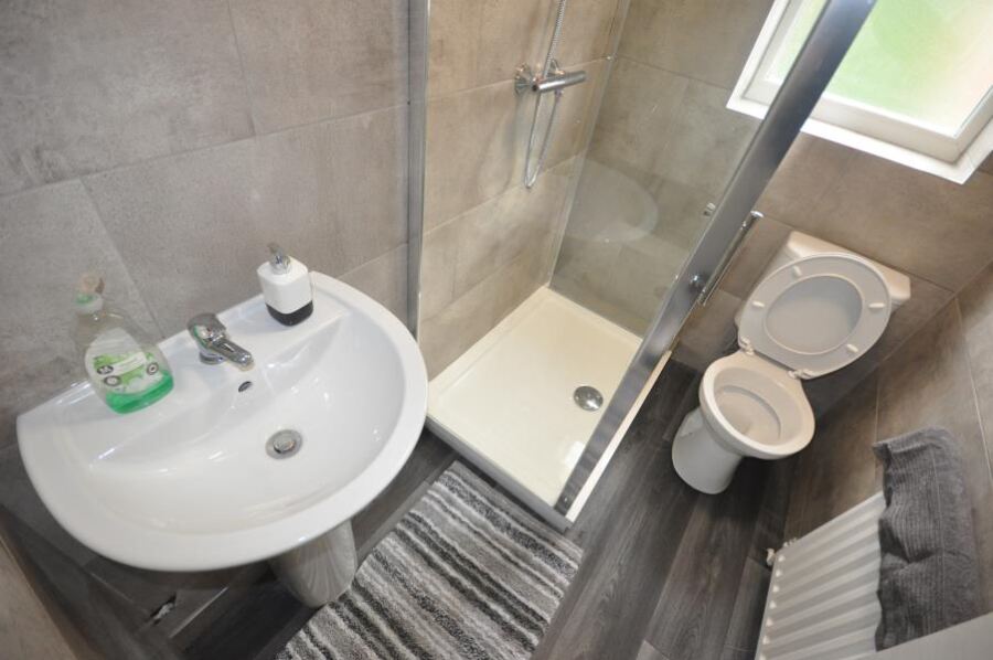 Manor Avenue, Hyde Park