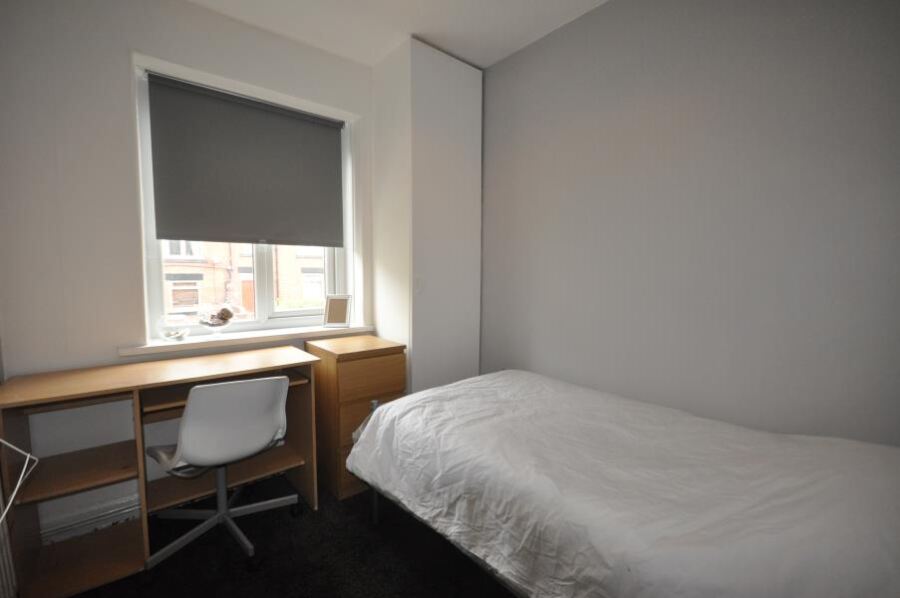 Manor Avenue, Hyde Park