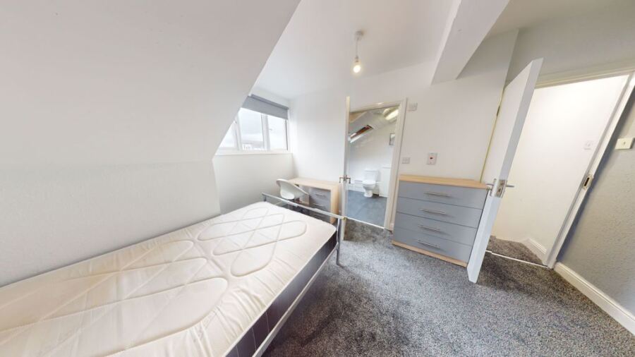 Wrangthorn Avenue, Hyde Park