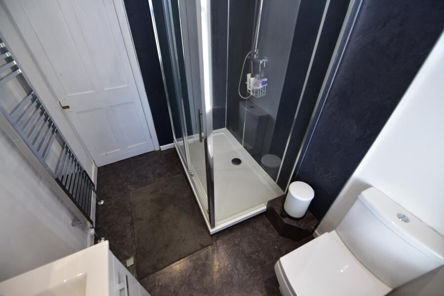 Woodside Avenue, Burley