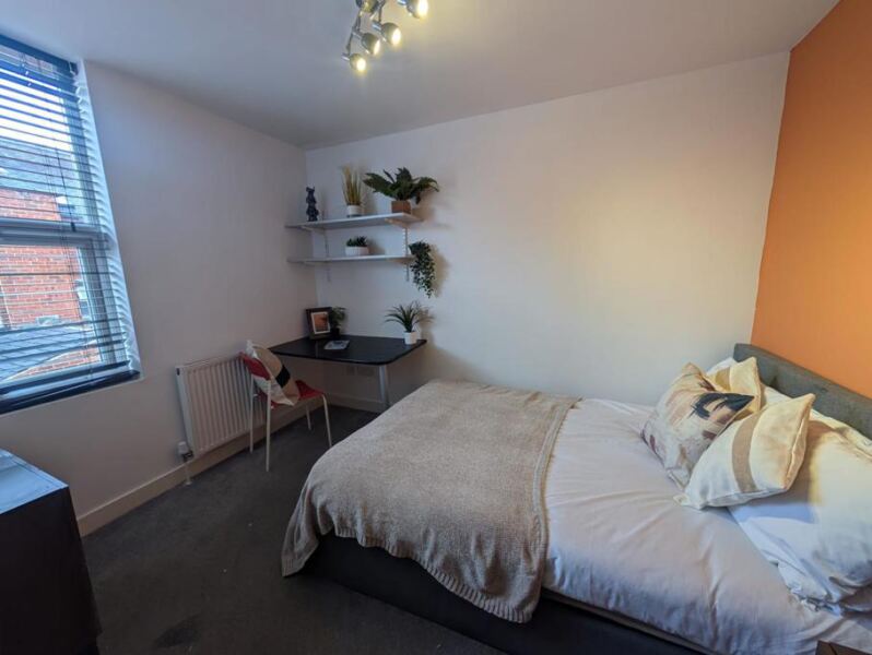 Norwood Road, Hyde Park