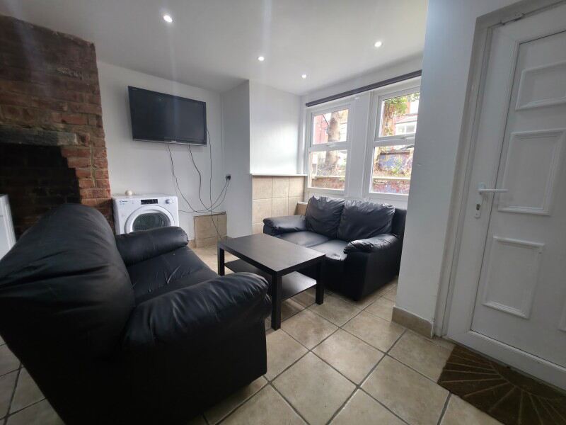 Wrangthorn Avenue, Hyde Park