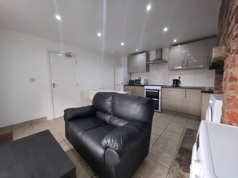 Wrangthorn Avenue, Hyde Park