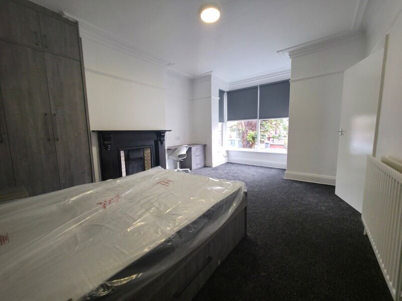 Wrangthorn Avenue, Hyde Park