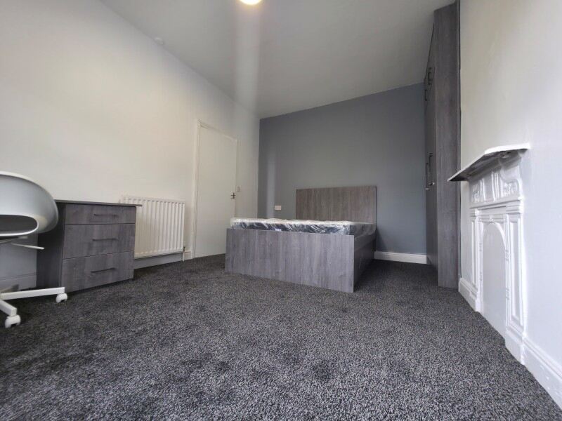 Wrangthorn Avenue, Hyde Park