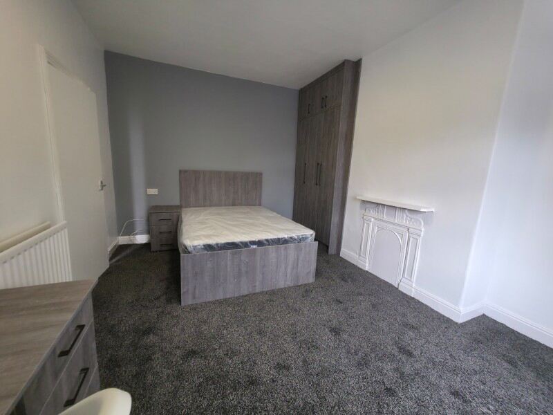 Wrangthorn Avenue, Hyde Park