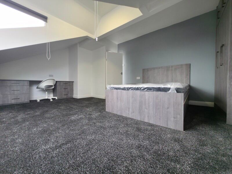 Wrangthorn Avenue, Hyde Park