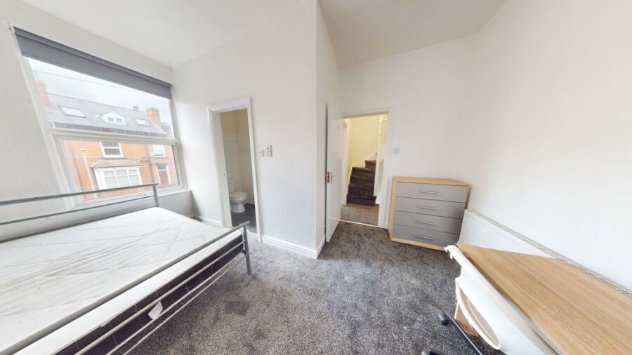 Wrangthorn Avenue, Hyde Park