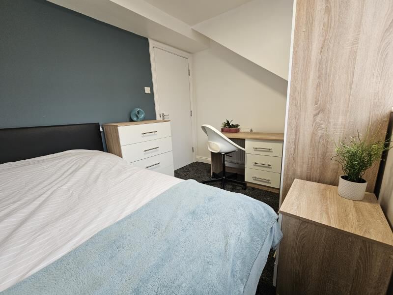 Burley Road, Hyde Park