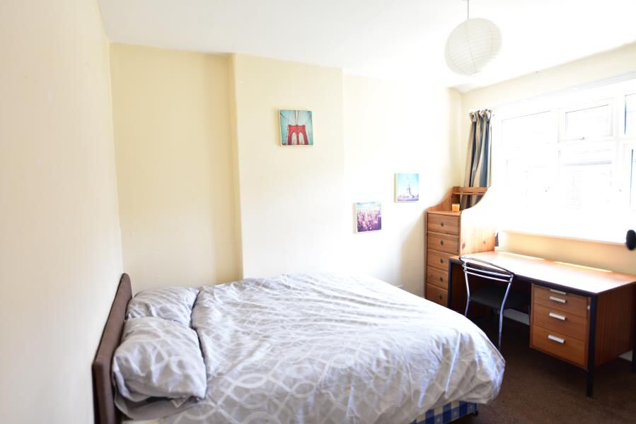 Belle Vue Road, Hyde Park