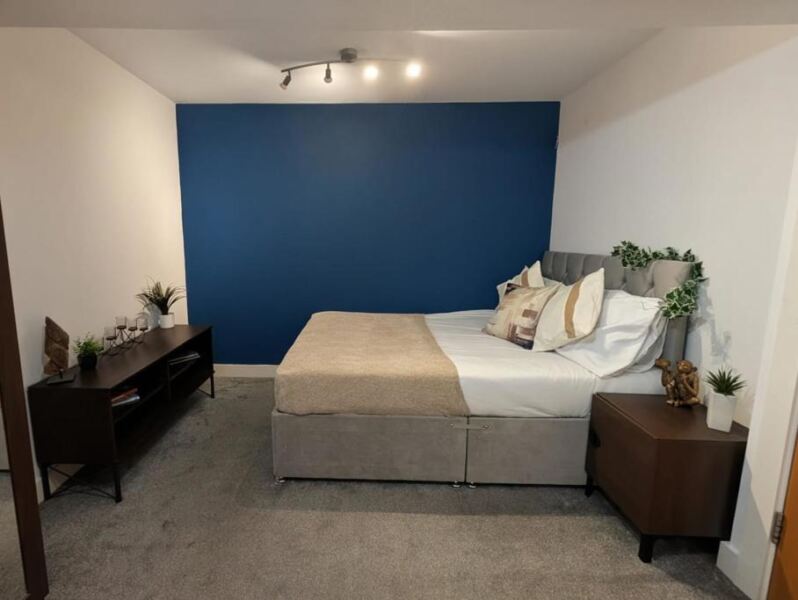 Norwood Road, Hyde Park