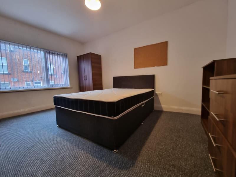 Mayville Avenue, Hyde Park