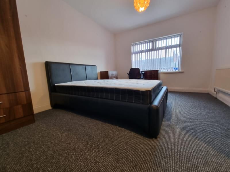 Mayville Avenue, Hyde Park