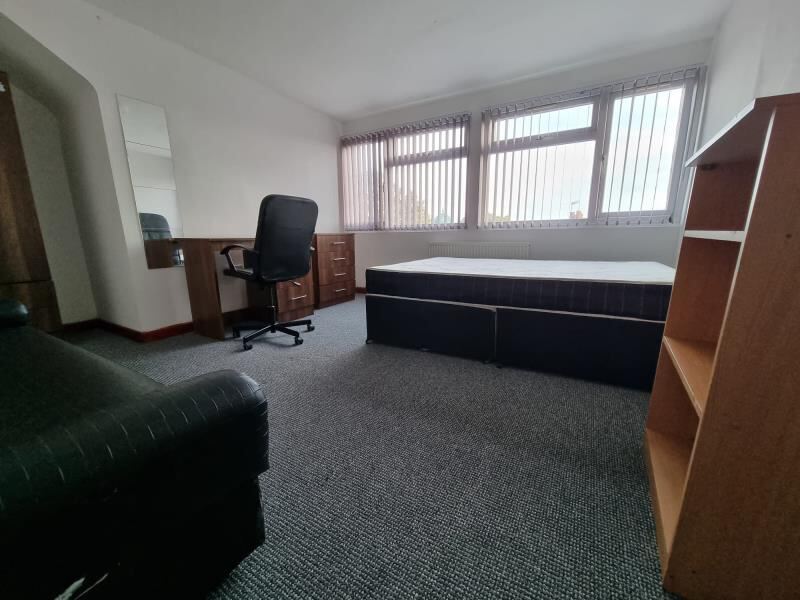 Mayville Avenue, Hyde Park