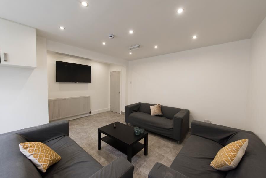 Chestnut Avenue, Hyde Park