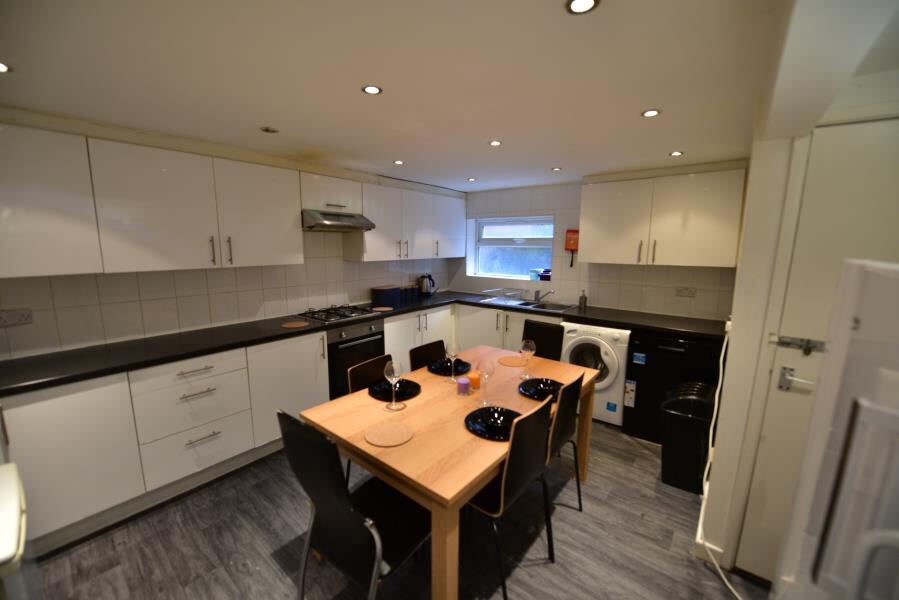 Chestnut Avenue, Hyde Park