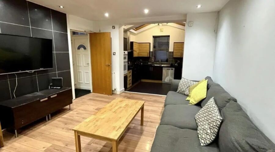 Norwood Road, Hyde Park