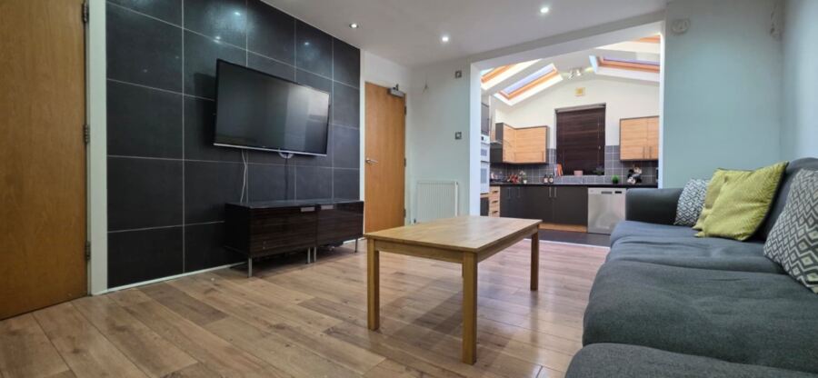 Norwood Road, Hyde Park