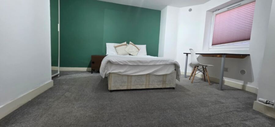 Norwood Road, Hyde Park