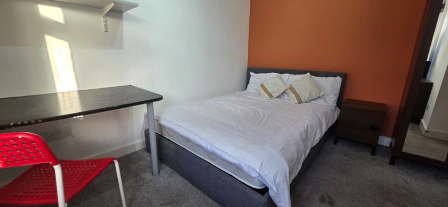 Norwood Road, Hyde Park