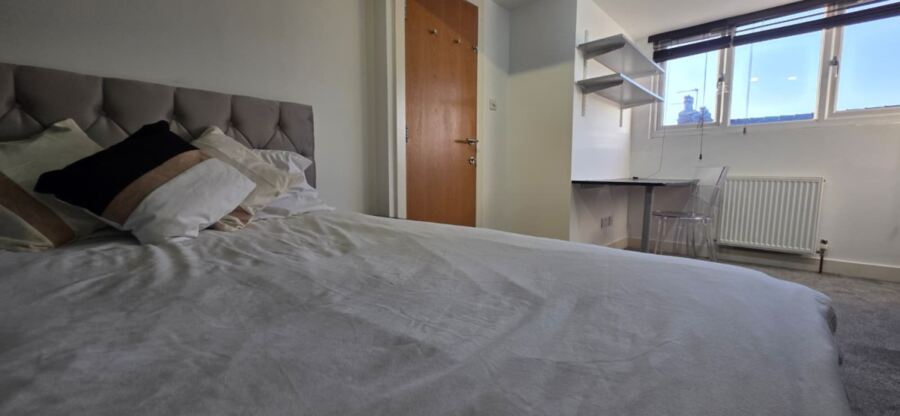 Norwood Road, Hyde Park