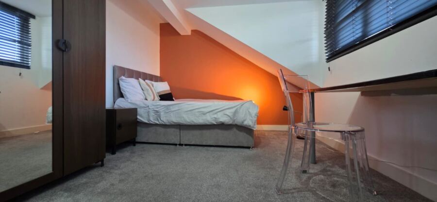 Norwood Road, Hyde Park