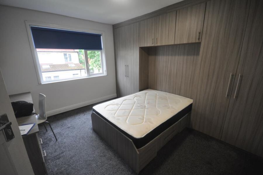 Buckingham Avenue, Hyde Park