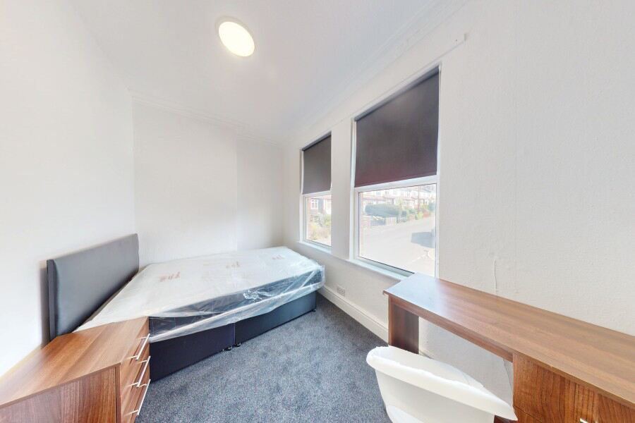 Manor Drive, Hyde Park