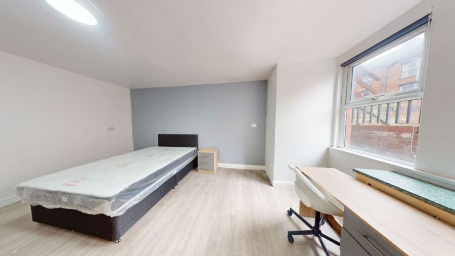 Wrangthorn Avenue, Hyde Park