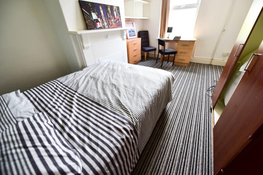 Chestnut Avenue, Hyde Park