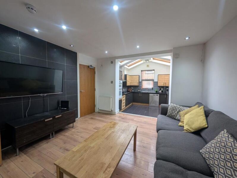 Norwood Road, Hyde Park