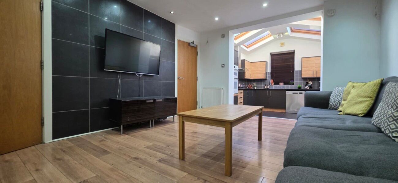 Norwood Road, Hyde Park